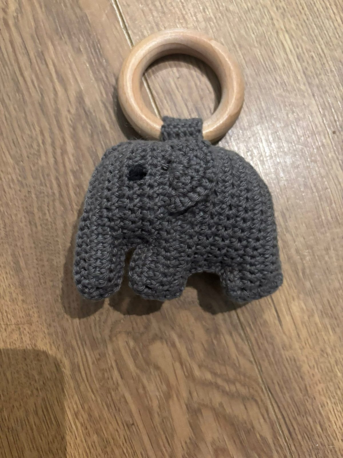 Gehaakte olifant rammelaar met houten ring, Ophalen of Verzenden, Nieuw, Rammelaar