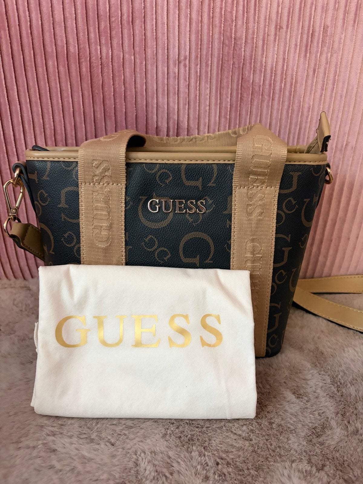 Guess schoudertasje - Bruin met Logo Print, Ophalen of Verzenden, Zo goed als nieuw, Bruin, Schoudertasje
