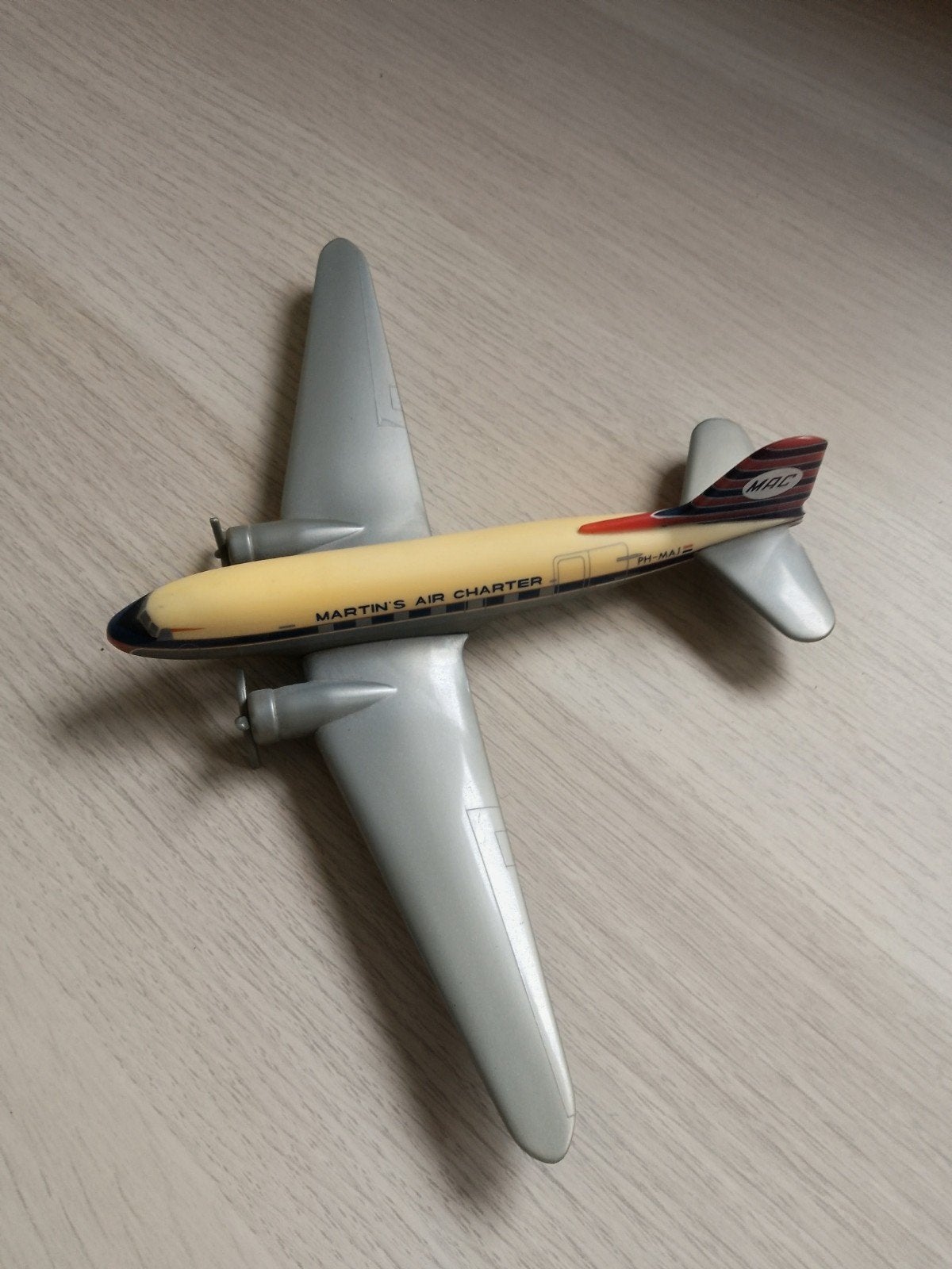 vliegtuig DC 3, Ophalen of Verzenden, Zo goed als nieuw, Schaalmodel