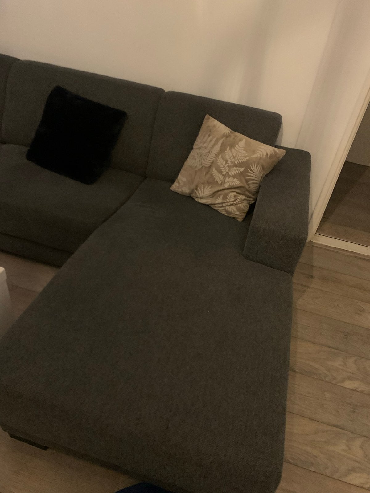 Comfortabele grijze hoekbank met longchair, Huis en Inrichting, Banken | Bankstellen, 250 tot 300 cm, Gebruikt, Hoekbank, Ophalen of Verzenden