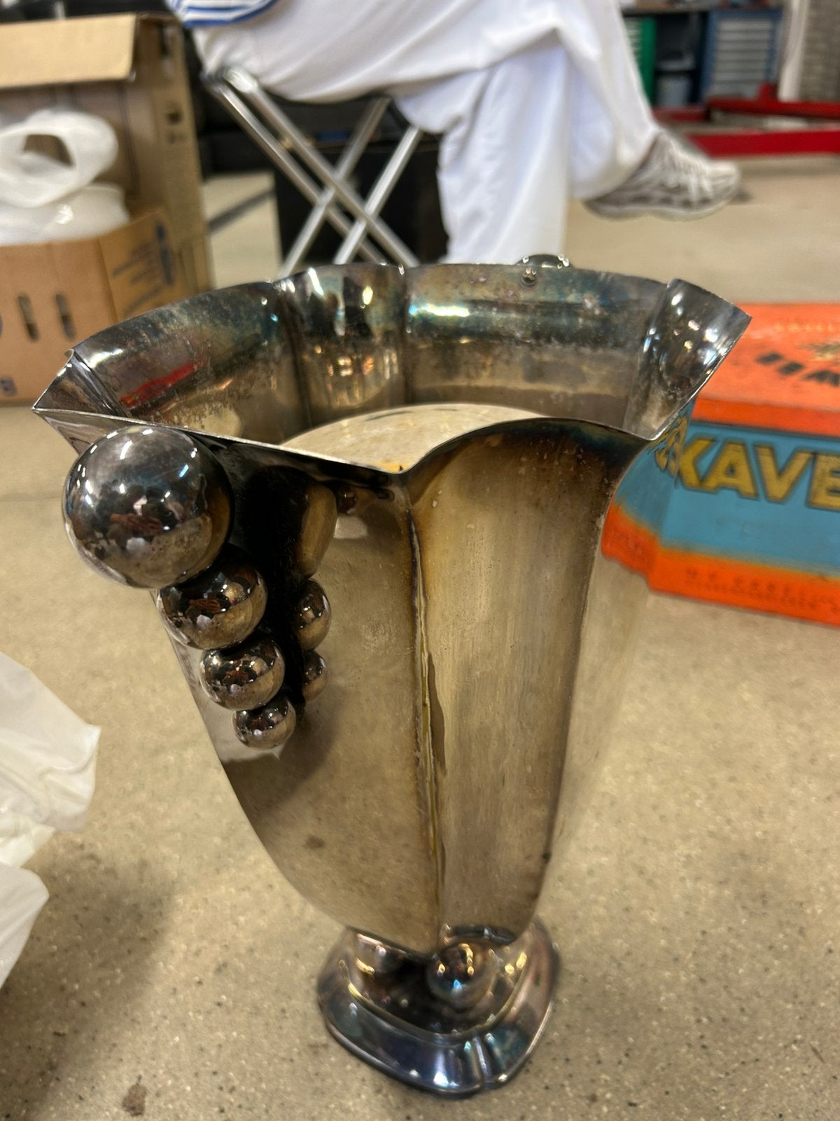 Verzilverde art deco beker, Ophalen