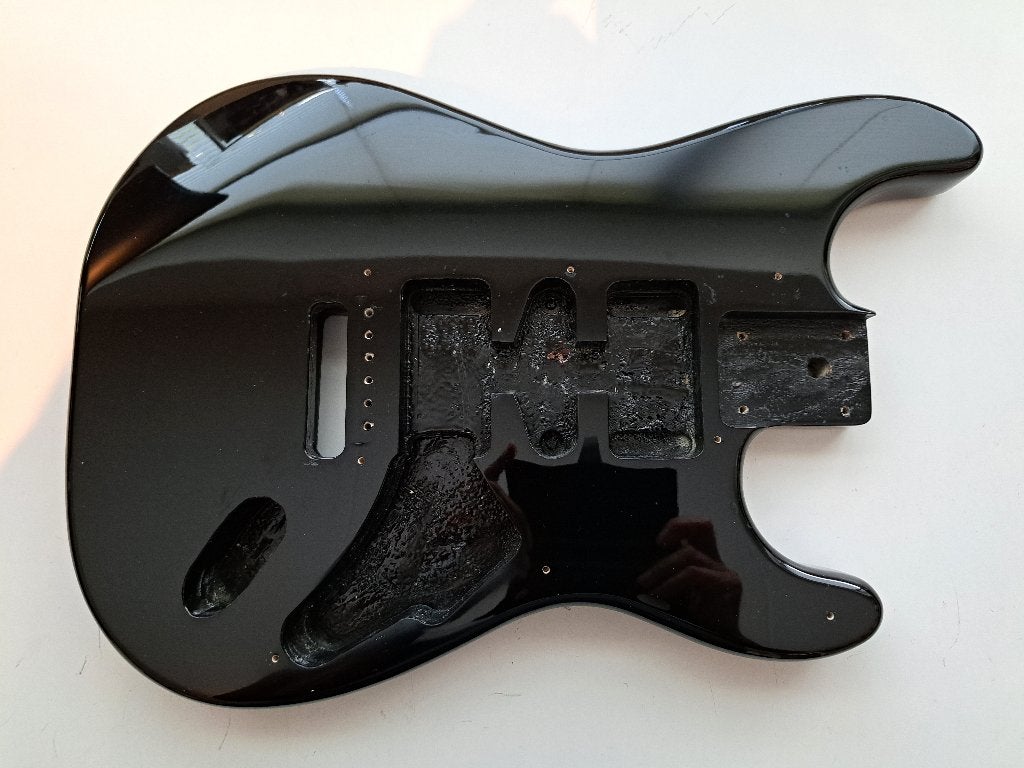 Zwarte gitaarbody (Fazley) met Fender Strat slagplaat., Ophalen, Zo goed als nieuw, Elektrische gitaar