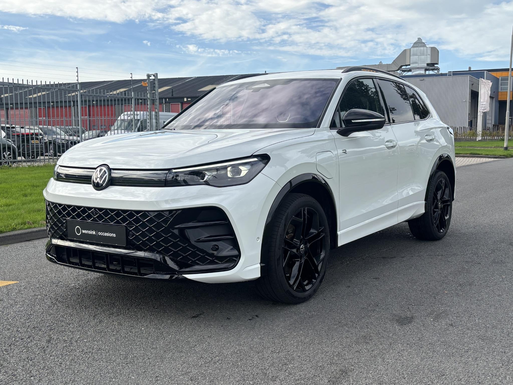 Volkswagen Tiguan 1.5 eHybrid R-Line Edition | IQ.LIGHT | 36, Auto's, Stof, 4 cilinders, 150 min, Wit