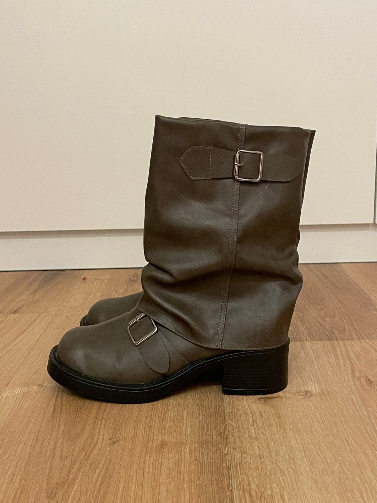 Mooie bruin/suede laarzen met gesp. Maat 40, Kleding | Dames, Hoge laarzen, Bruin, Nieuw, Ophalen of Verzenden