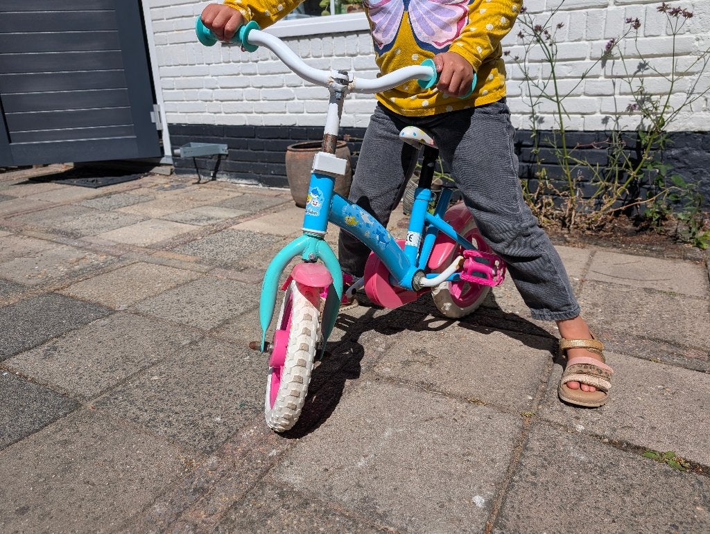 Kinderfietsje baby shark, Ophalen, Terugtraprem, Zijwieltjes, Gebruikt