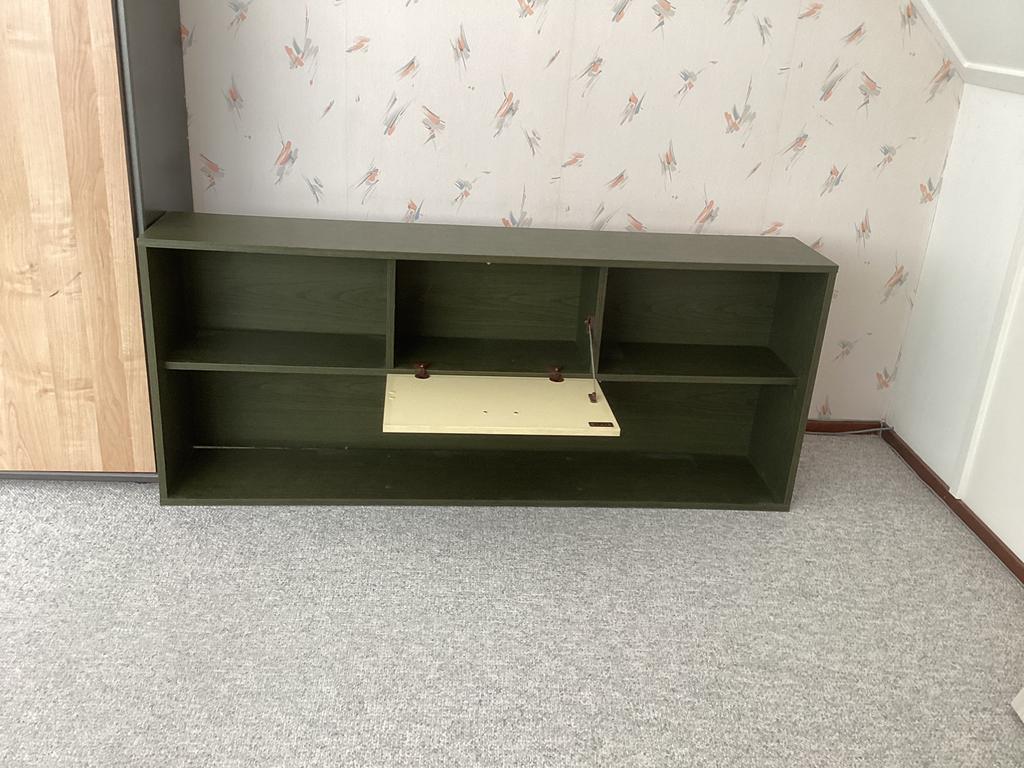 Lage speelgoed/boekenkast groem met beige. Met klep, Huis en Inrichting, Kasten | Kledingkasten, 100 tot 150 cm, Ophalen of Verzenden