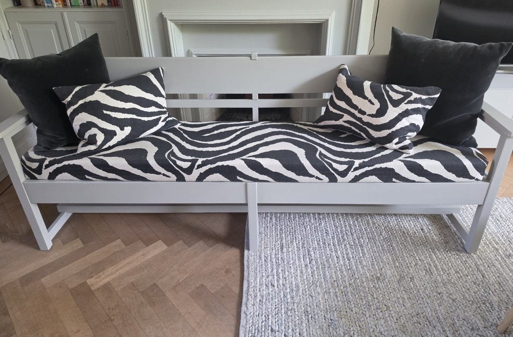 Houten bank met zwart-witte kussens – eyecatcher, Antiek en Kunst, Ophalen