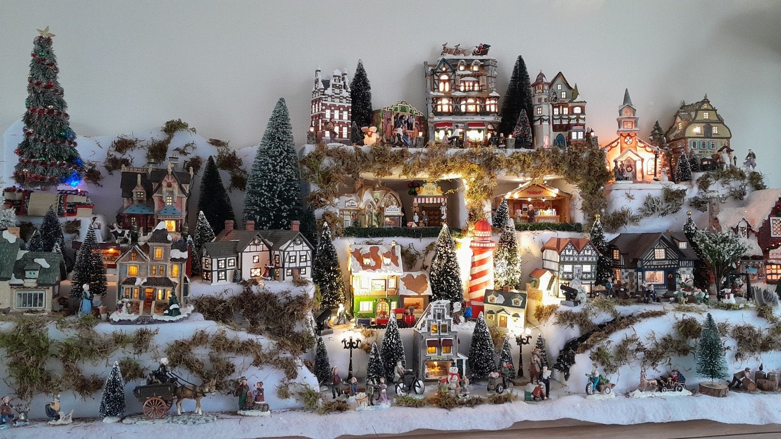 kerstdorphuisjes + verlichting alle figuurtjes en boompjes, Diversen, Ophalen, Gebruikt