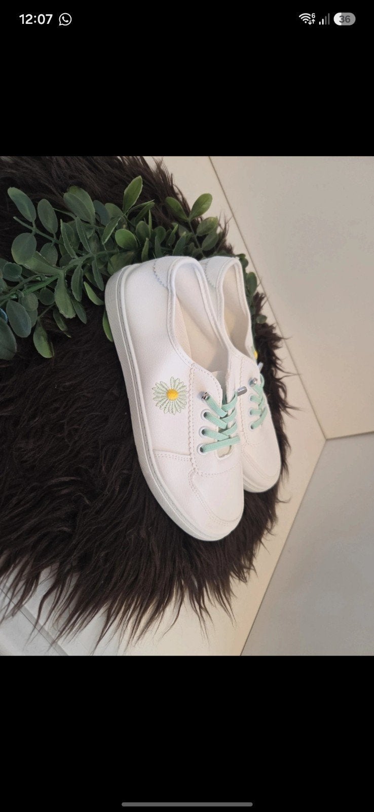 Witte sneakers met madeliefjes en mintgroene veters, Kleding | Dames, Ophalen of Verzenden, Nieuw, Wit, Sneakers of Gympen