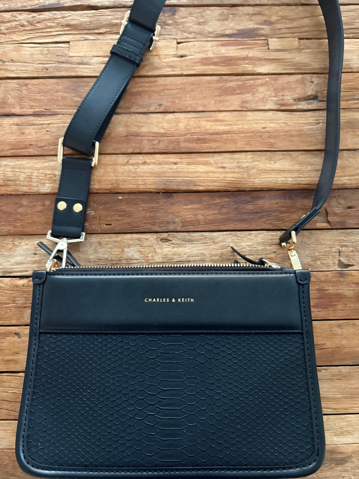 Charles & Keith handtas, Sieraden, Tassen en Uiterlijk, Verzenden, Zo goed als nieuw, Zwart