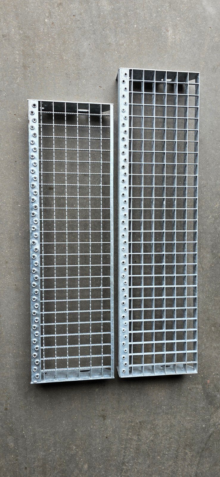 Partij stalen / metalen traptreden. Afm 80x24cm en 90x24cm, Ophalen, Nieuw, IJzer