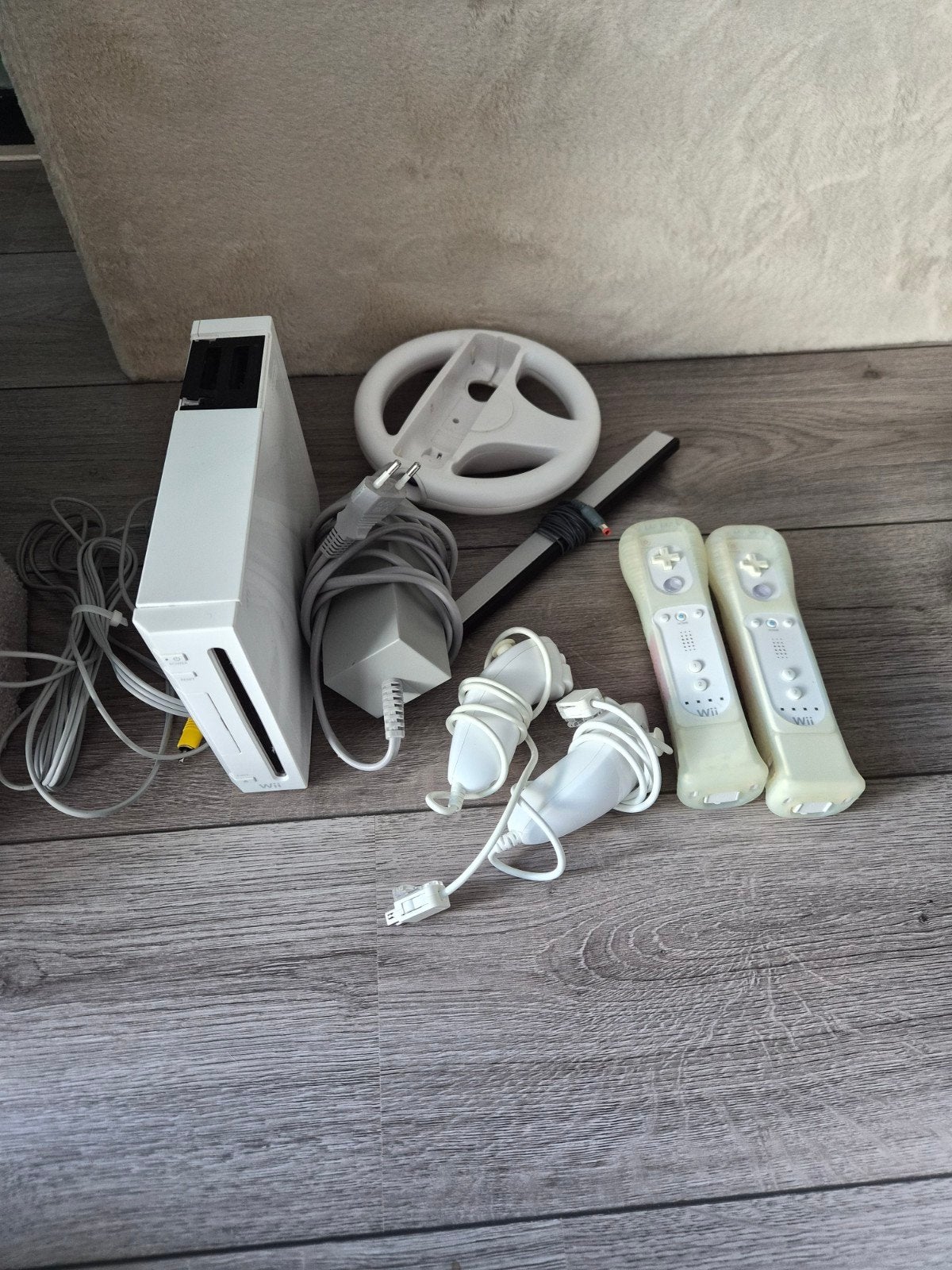 Wii Console met 2 controllers, 2 nunchucks en stuurtje, Ophalen of Verzenden, Gebruikt, Met 2 controllers, Met stuurtje