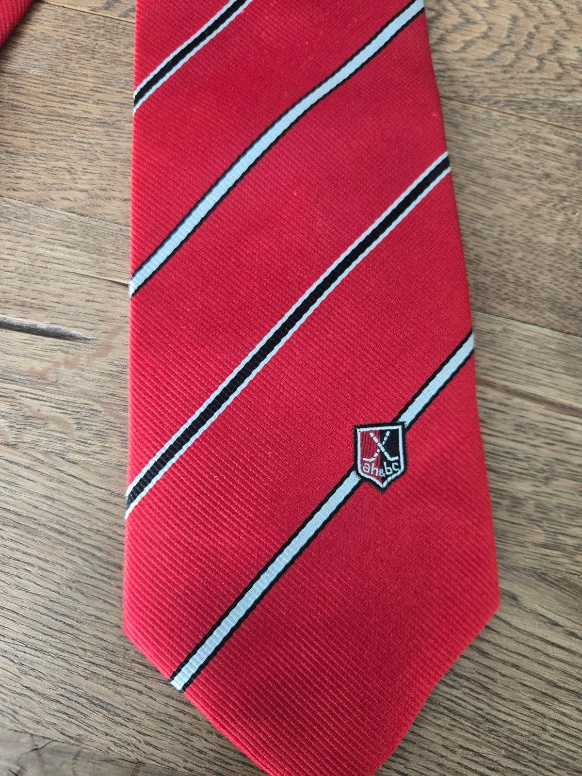 Rode zijden stropdas logo hockeyclub amsterdam, Onbekend, Ophalen of Verzenden, Zo goed als nieuw, Met patroon