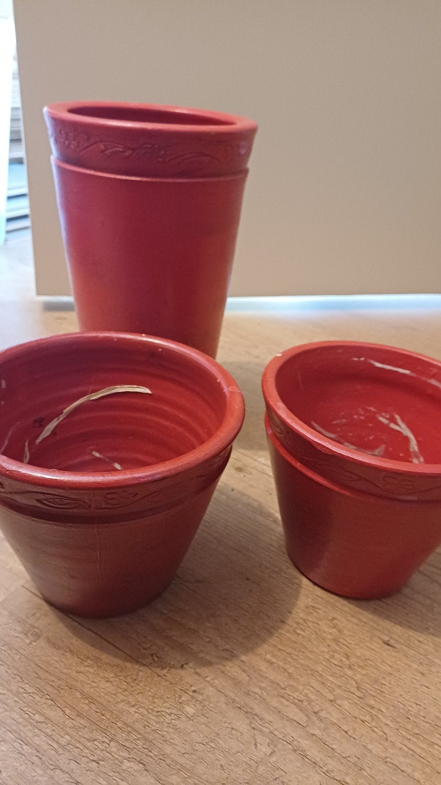 3 rode bloempotten met bloemebmotief op de rand, Tuin en Terras, Bloempotten, Ophalen, Rond, Kunststof, Minder dan 25 cm