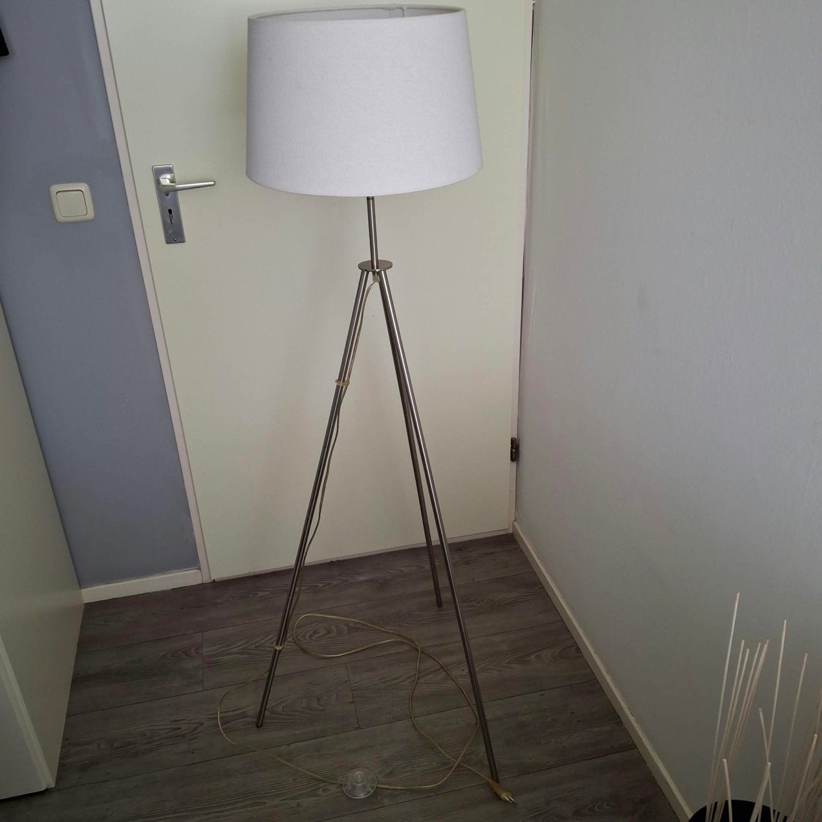 Stijlvolle vloerlamp met witte kap - Zo goed als nieuw, Huis en Inrichting, Ophalen, E27 (groot), Zo goed als nieuw, Metaal