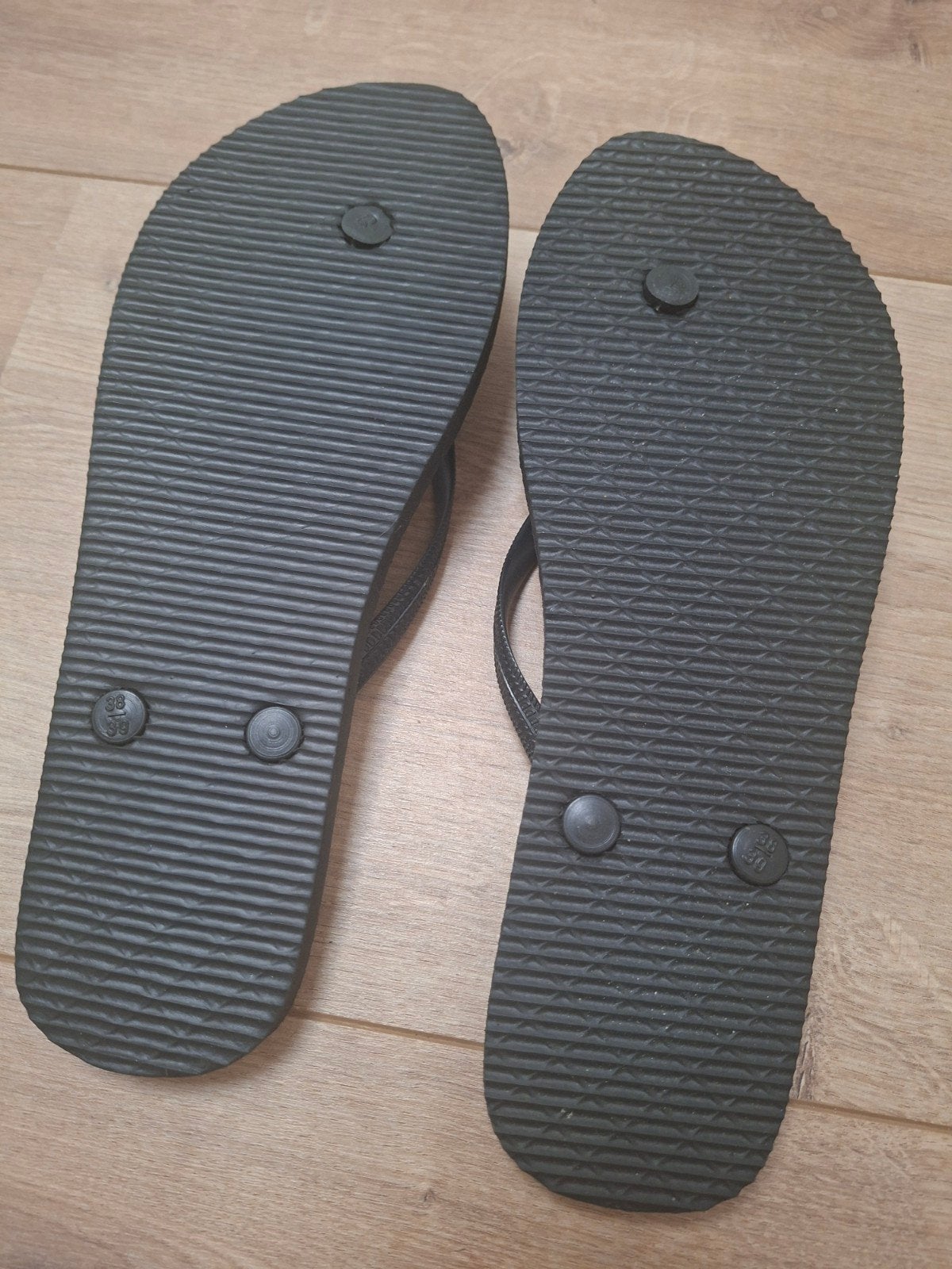 Teenslippers zwart, merkloos, amper gedragen, maat 37/38, Kleding | Dames, Ophalen, Zo goed als nieuw, Zwart