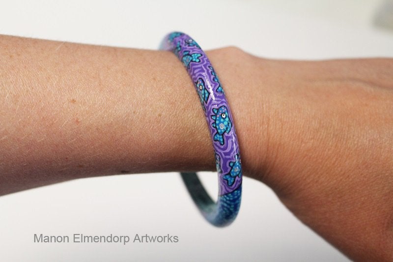 Unieke Dunne Handbeschilderde Houten Armband Visjes Nieuw, Antiek en Kunst, Meerkleurig, Hout, Ophalen of Verzenden, Overige typen