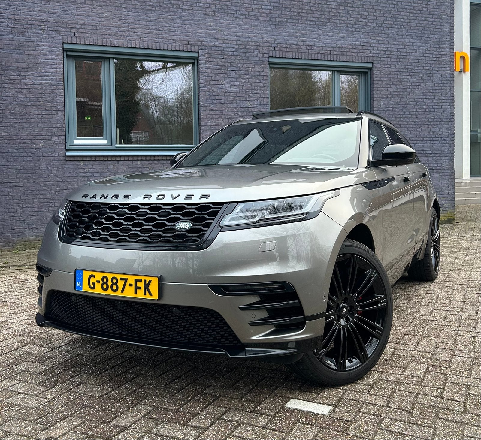 LAND ROVER RANGE ROVER VELAR P250 AWD R-DYNAMIC 22” PANO DAB, Auto's, Land Rover, Automaat, Parkeerassistent, Zwart, 4 cilinders
