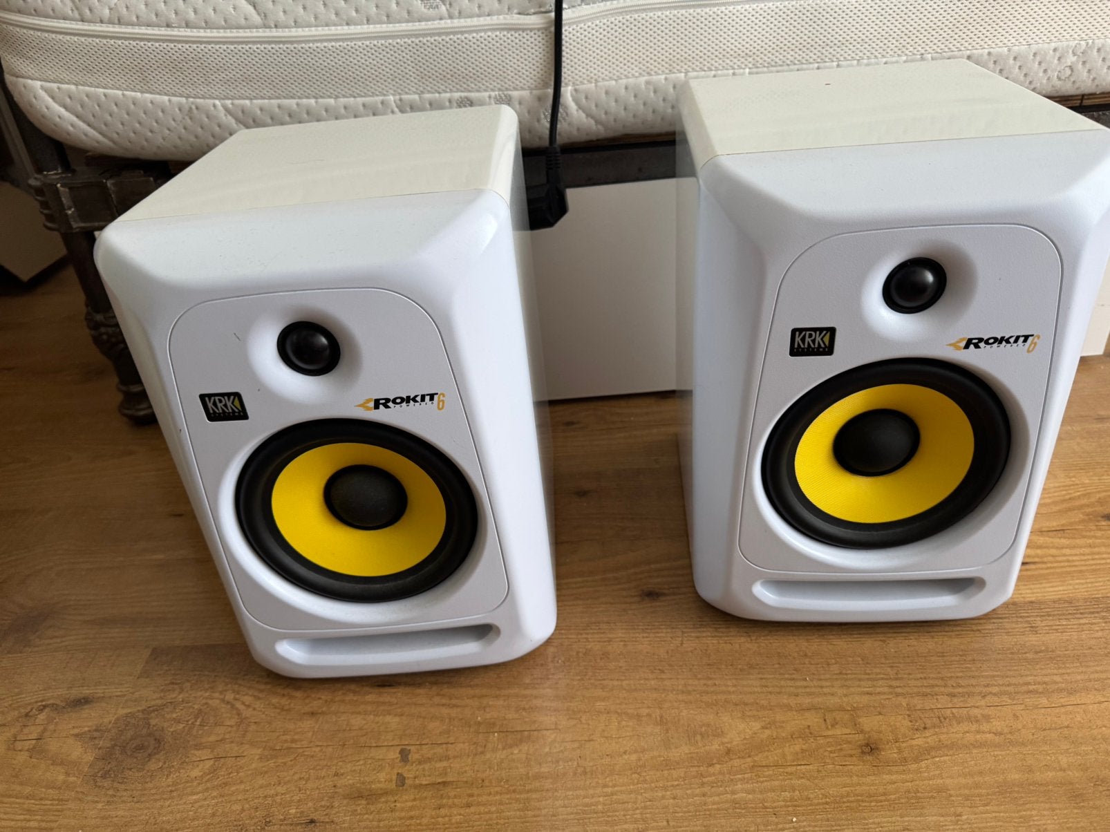 Set KRK RP6 Rokit G3 witte studio monitors, Ophalen of Verzenden, Zo goed als nieuw, Minder dan 60 watt, Overige merken