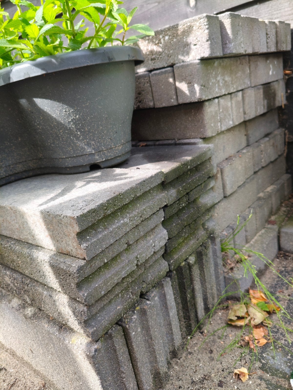 Gratis af te halen: Zwarte klinkers en stoepbanden, Tuin en Terras, Ophalen, Beton, Klinkers