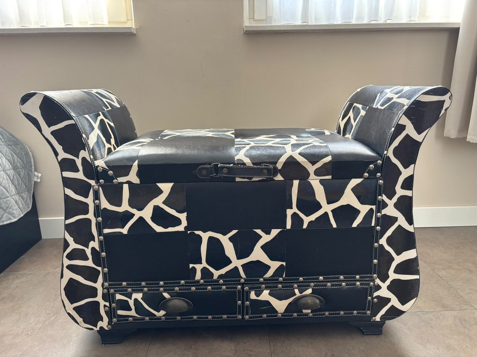 Poef/bankje met opbergruimte en lades - Giraffe/koeien print, Ophalen, Gebruikt, 50 tot 75 cm, 75 tot 100 cm