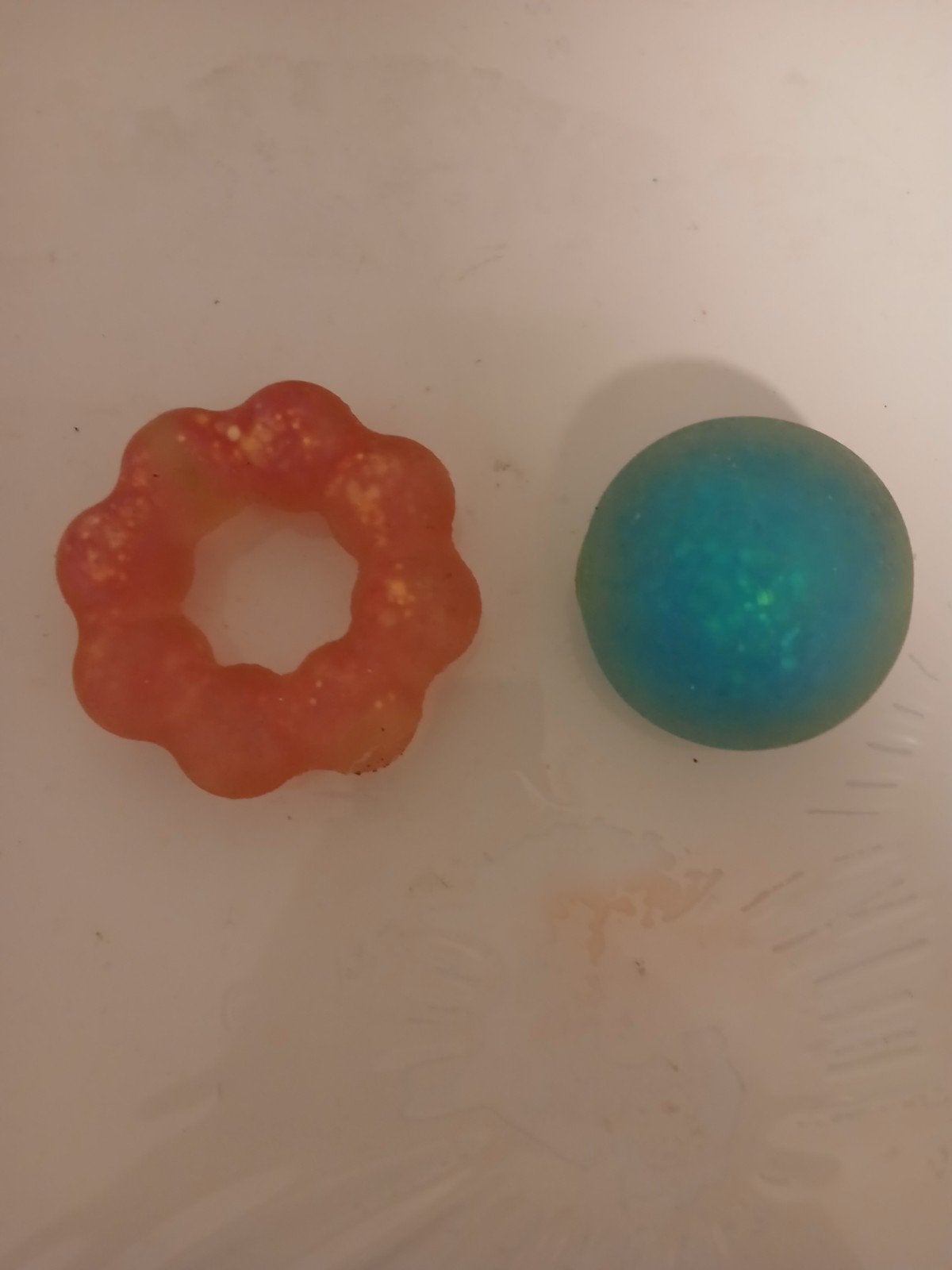2 Squishys. Een roze squishy en een blauwe bal squishys., Ophalen, Nieuw, Overige kleuren, Armband
