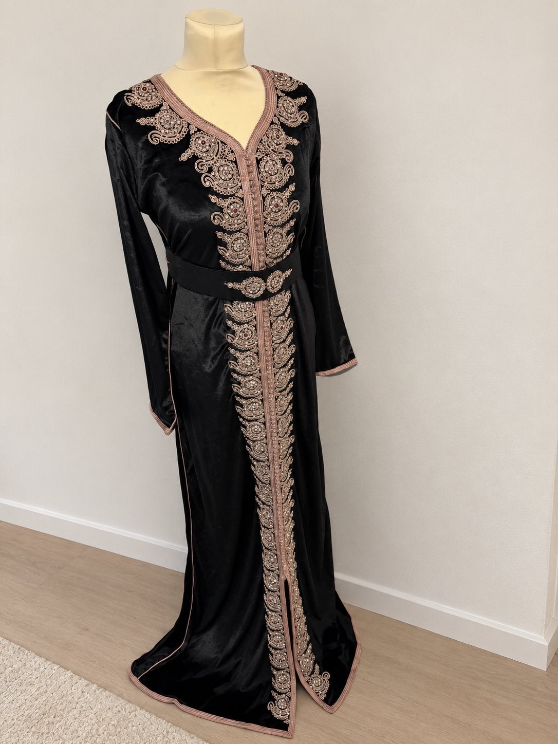 Elegante Zwarte Kaftan met Roze Borduurwerk, Overige typen, Zwart, Gedragen, Ophalen