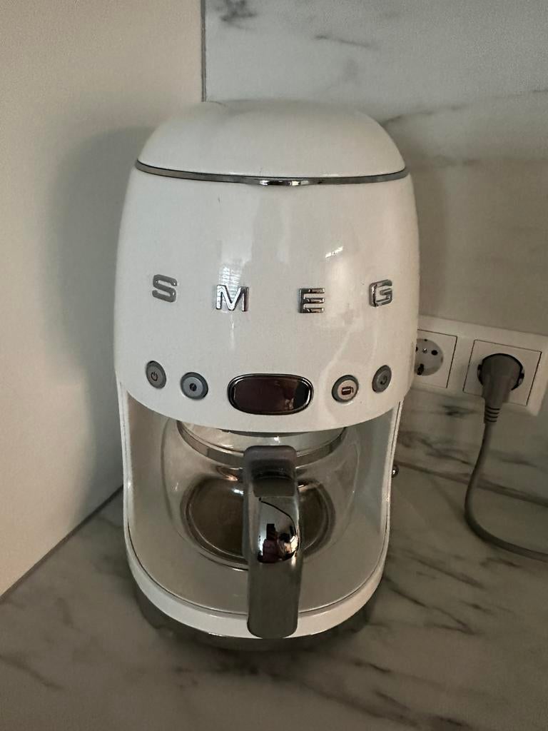 Smeg koffiezetapparaat wit, Witgoed en Apparatuur, Koffiezetapparaten, 10 kopjes of meer, Ophalen of Verzenden, Zo goed als nieuw