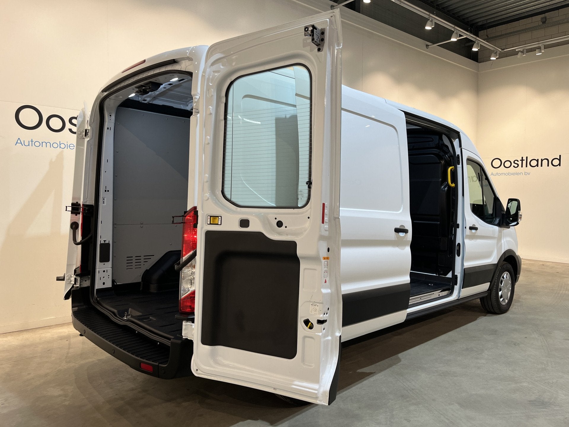 Ford Transit 350 2.0 TDCI L3H2 Trend 130 PK Automaat / Euro, Auto's, Stof, 4 cilinders, Met garantie (alle), Wit