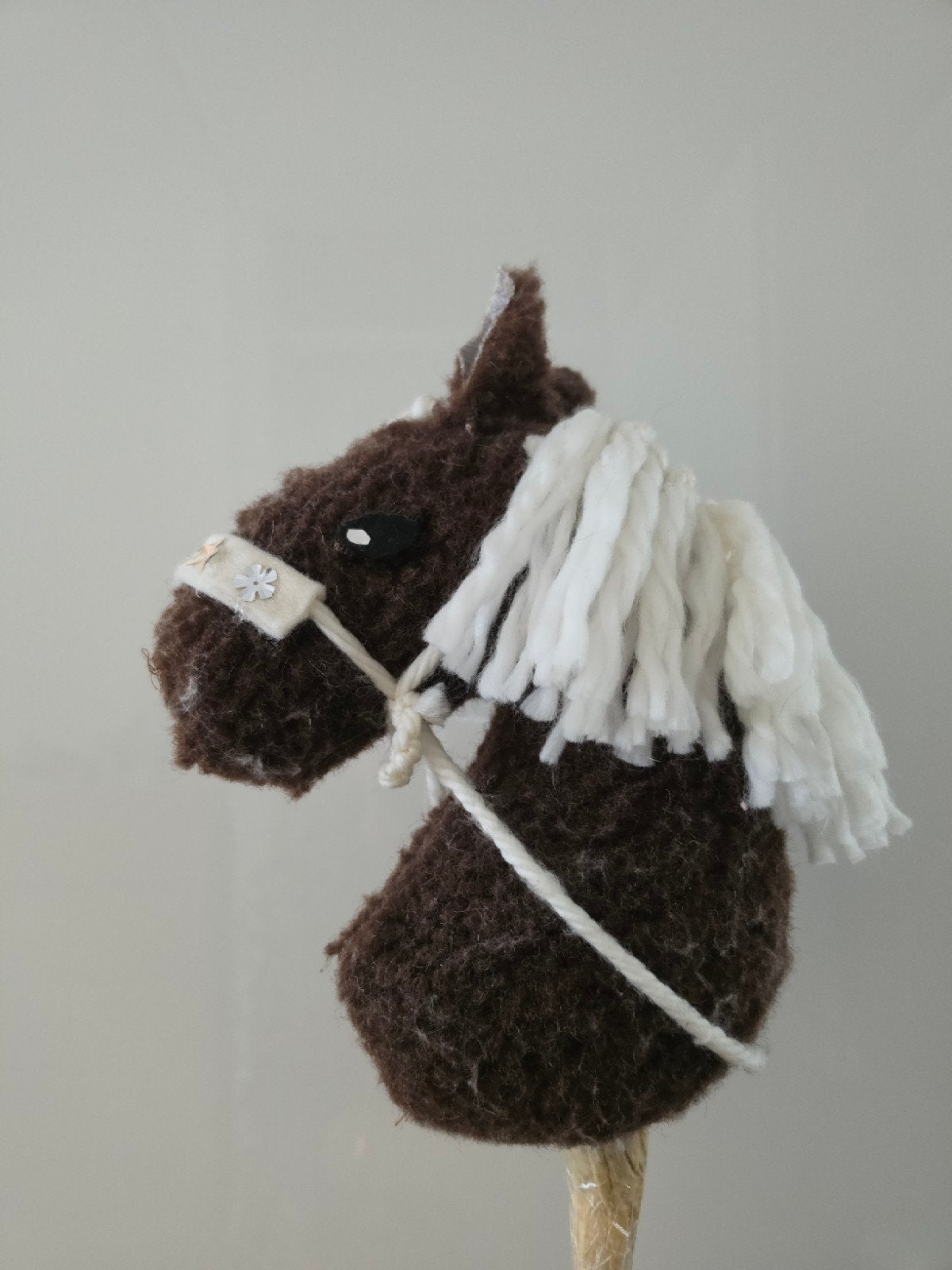 Bruin stokpaardje met wit haar en versierd hoofdstel, Ophalen of Verzenden, Zo goed als nieuw