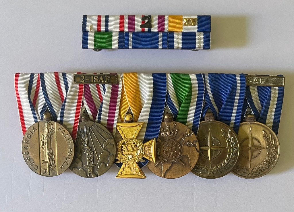 Groep van 6 onderscheidingen militair opgemaakt, Verzenden, Overige materialen