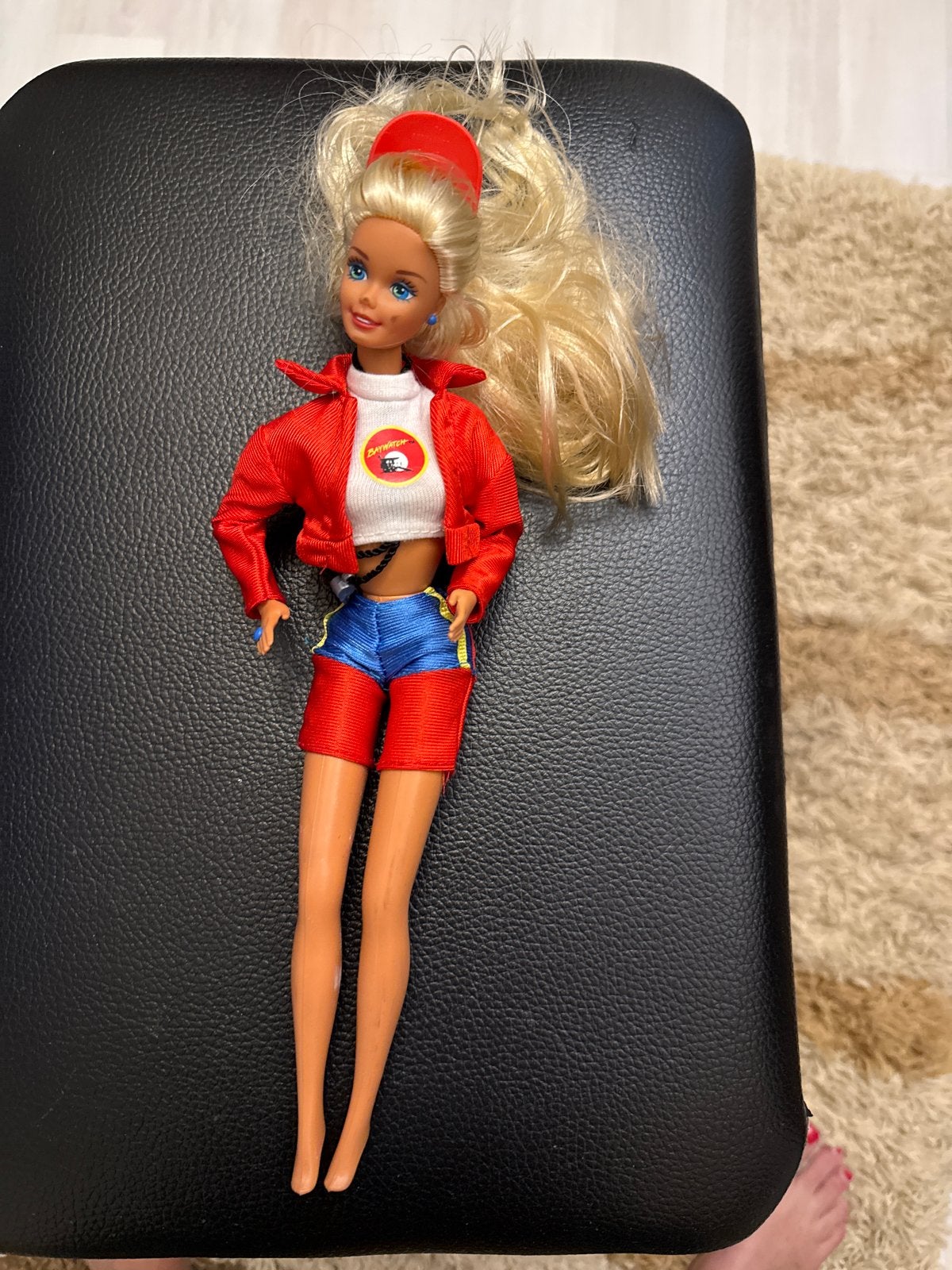 Vintage Barbie pop met rode jas en blauwe shorts, Ophalen of Verzenden, Gebruikt, Barbie