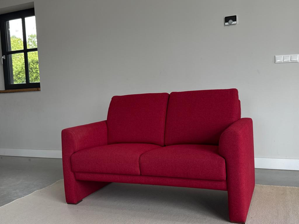 Prominent! rode tweepersoonsbank als nieuw 143cm breedt, Huis en Inrichting, Banken | Bankstellen, Eenpersoons, 75 tot 100 cm
