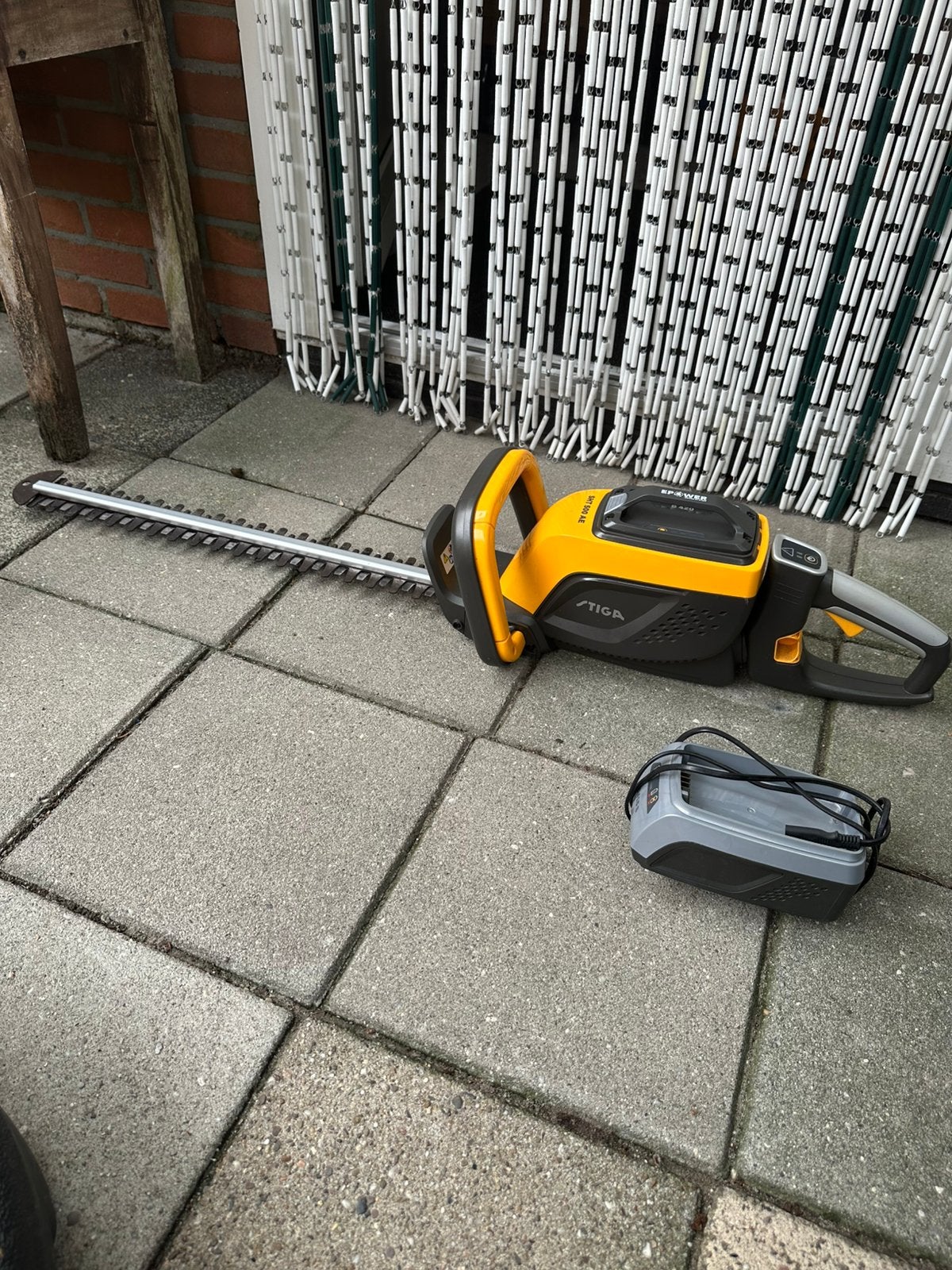 Stiga SHT 500 AE Accu Heggenschaar met accu & lader!, Ophalen, Zo goed als nieuw, Accu