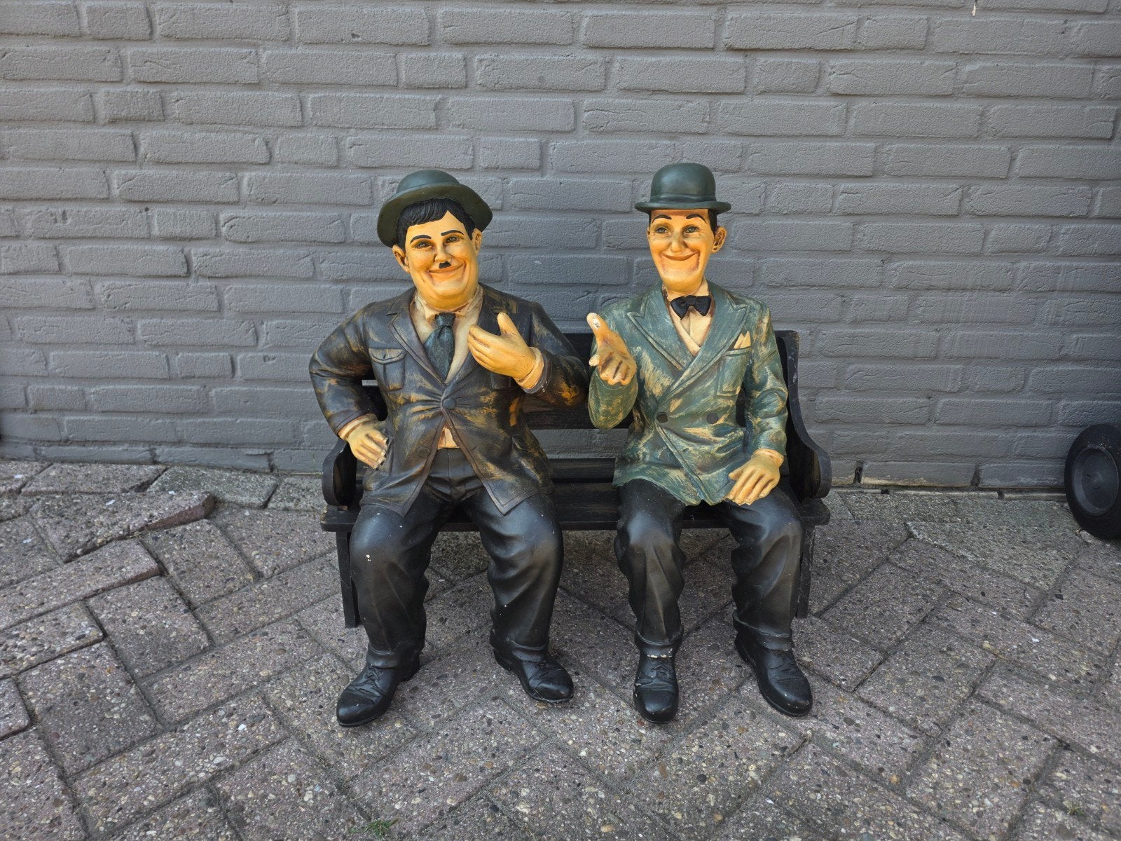 Laurel & Hardy (Dikke en Dunne) beelden op een bankje, Ophalen, Beeld, 50 - 100 cm, Groep mensen