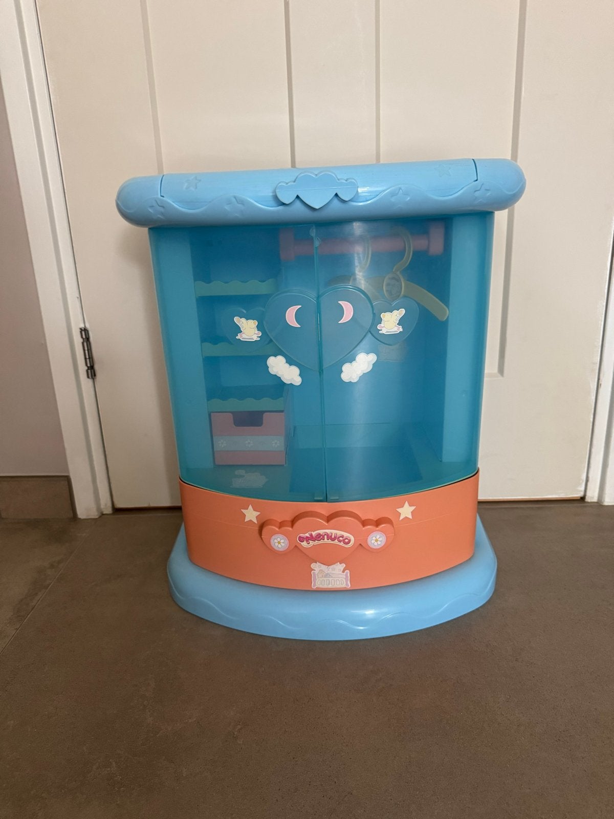 Nenuco poppenkledingkastje/commode met 2 hangertjes, Ophalen, Gebruikt, Babypop