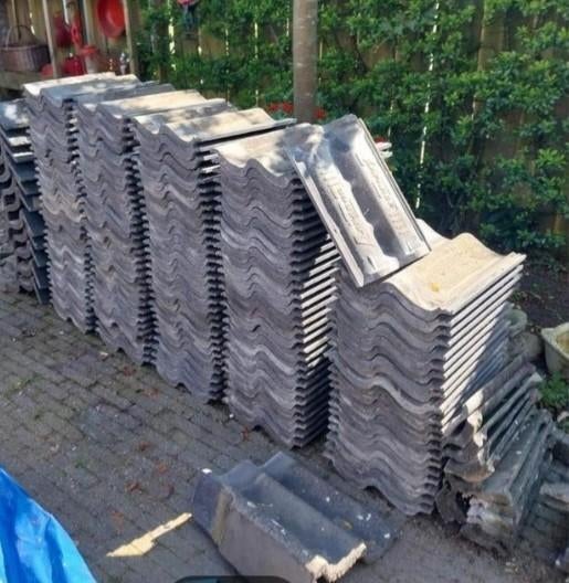 Gratis! 90 stuks Lafarge dakpannen! Weg is weg, Doe-het-zelf en Verbouw, Ophalen, Steen of Klei, Zwart, 15 m² of meer