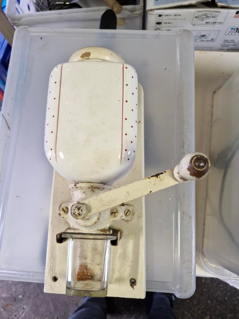 Vintage Wandkoffiemolen, Ophalen
