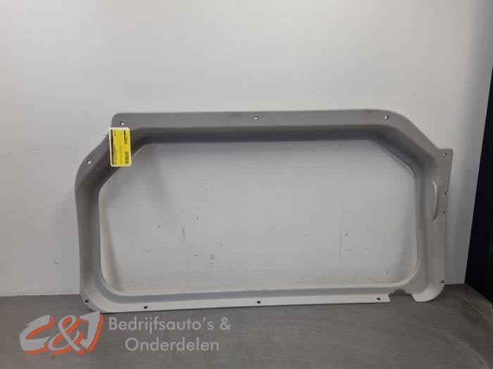 Bekleding schuifdeur rechts van een Opel Vivaro