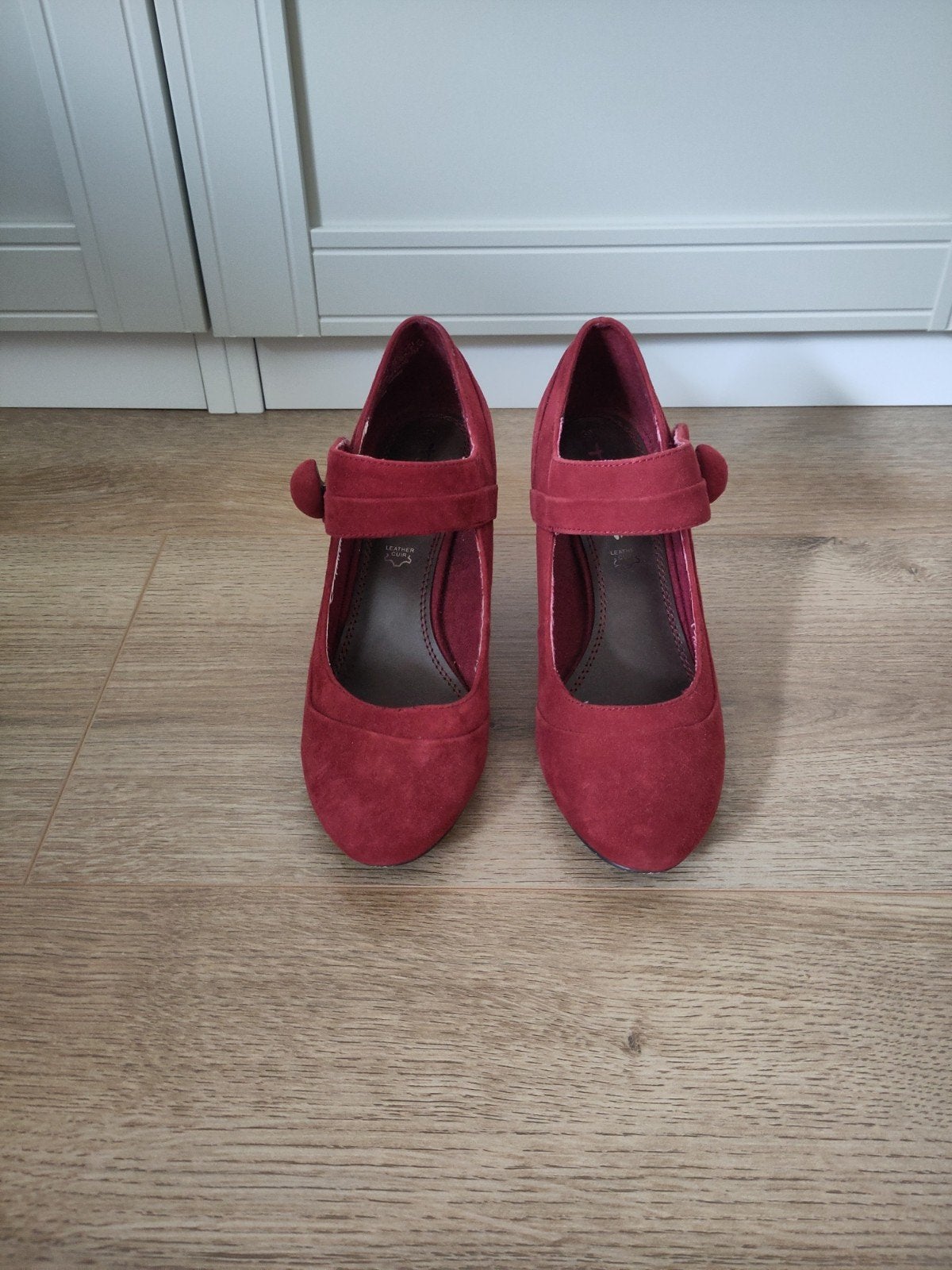 Tamaris rode suède pumps - Maat 39, Tamaris, Pumps, Ophalen of Verzenden, Zo goed als nieuw