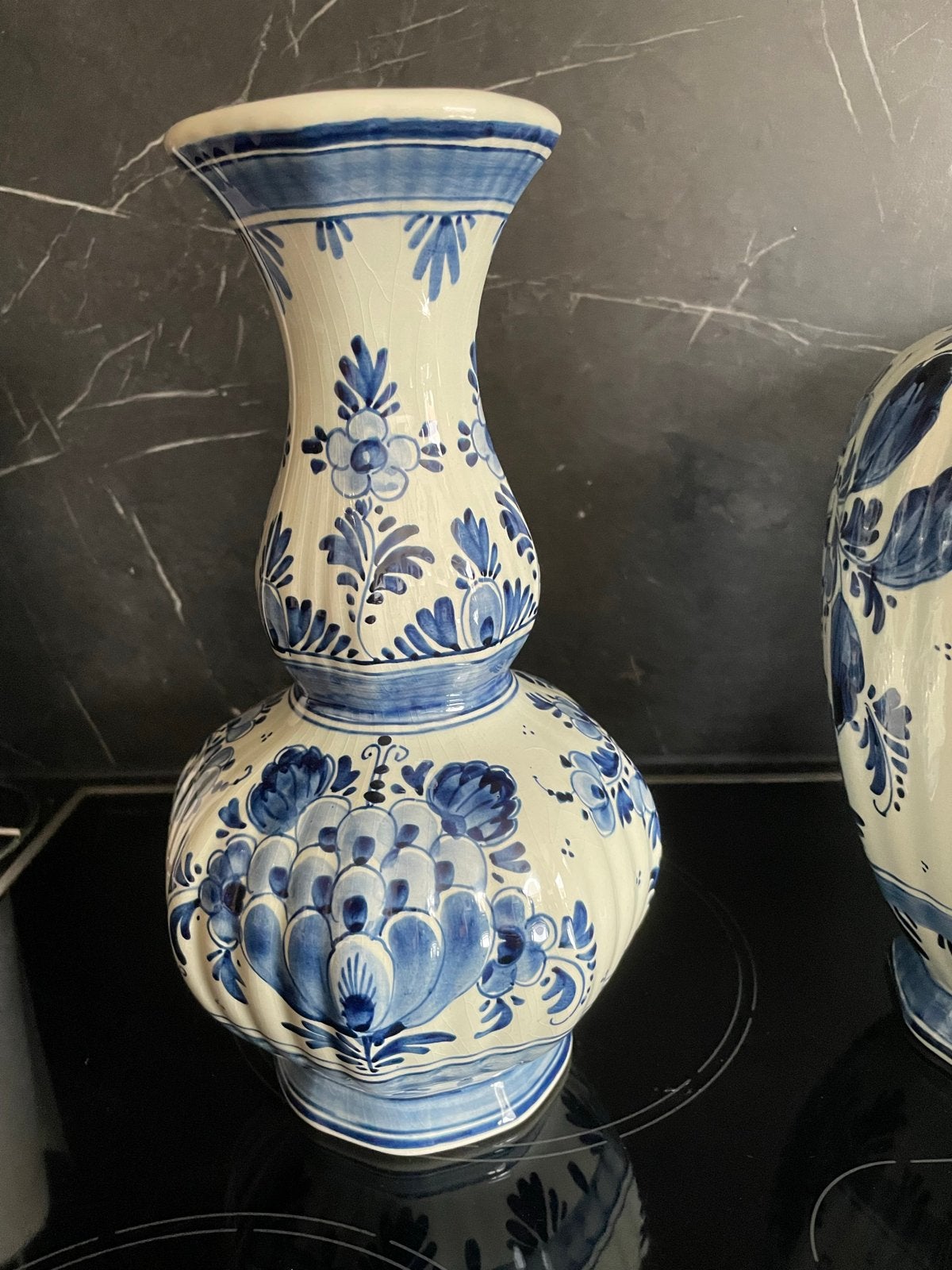 Delfts Blauw Vazen / Kaststel met bloemen, Antiek en Kunst, Ophalen