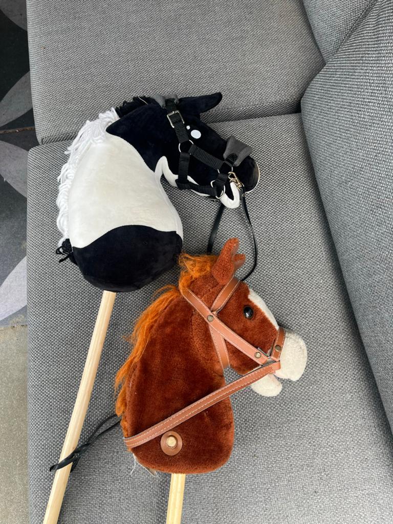 2 Stokpaardjes - Bruin en Zwart/Wit, Ophalen, Gebruikt, Jongen of Meisje