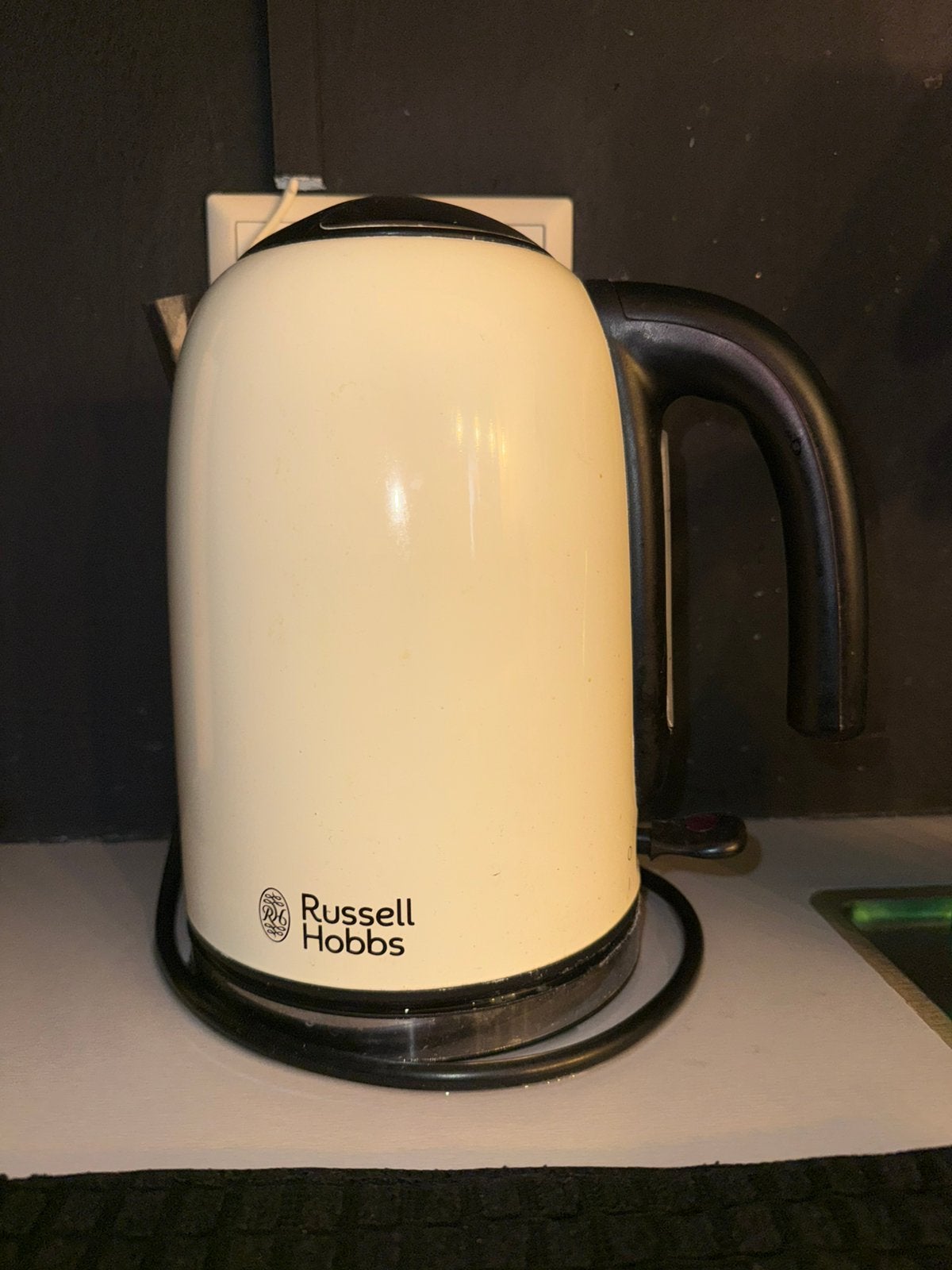 Waterkoker Russell Hobbs creme, 1 tot 2 liter, Ophalen, Zo goed als nieuw