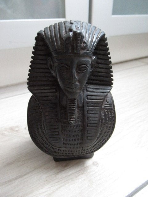 Farao beeldje circa 10,5cm is van een soort zwaar hout, Antiek en Kunst, Overige onderwerpen, Houtsnijwerk, Minder dan 20 cm, Ophalen of Verzenden