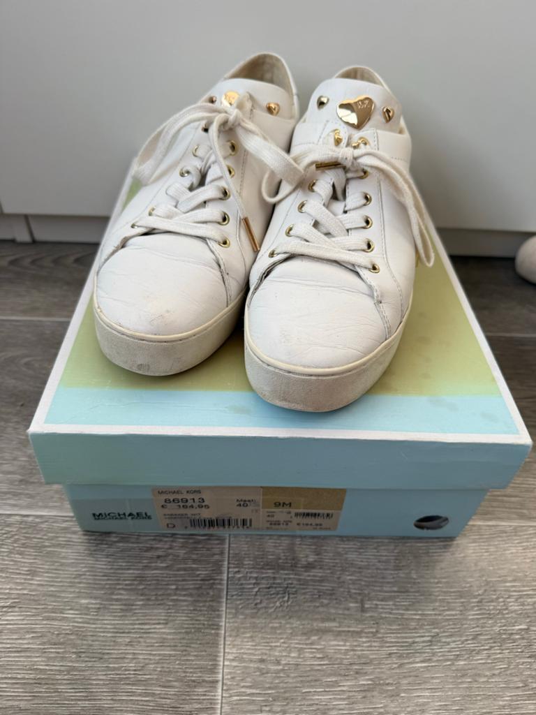 Michael Kors sneakers met hartjes maat 40, Kleding | Dames, Ophalen of Verzenden, Gedragen, Wit, Sneakers of Gympen