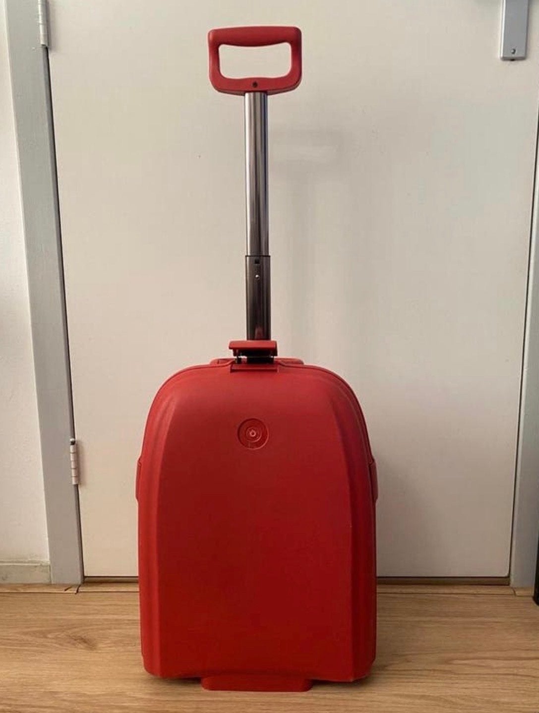 Rode koffer met wieltjes en uitschuifbare handgreep, Gebruikt, 50 tot 60 cm, Hard kunststof, Ophalen of Verzenden