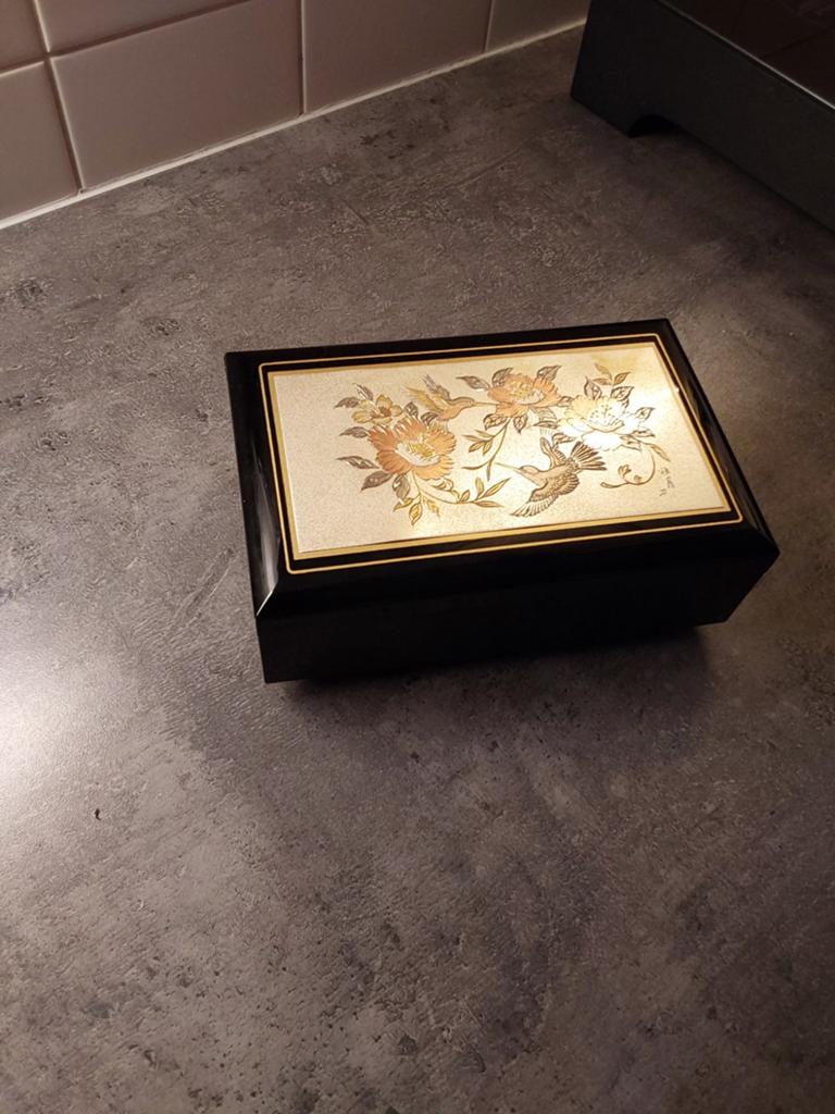 Zwart sieradendoosje met bloemen en vogels speeldoos japans, Sieraden, Tassen en Uiterlijk, Ophalen, Zwart, Hardcase, Zo goed als nieuw