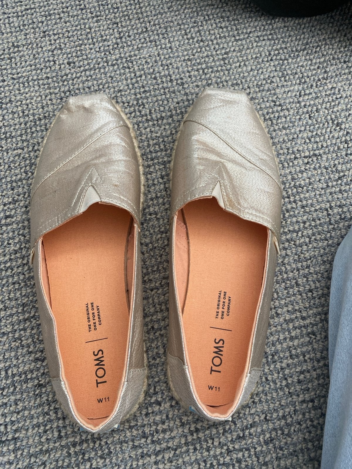 TOMS Espadrilles Goudkleurig - Maat W11, Kleding | Dames, Ophalen, Zo goed als nieuw, Overige kleuren, Espadrilles of Moccasins