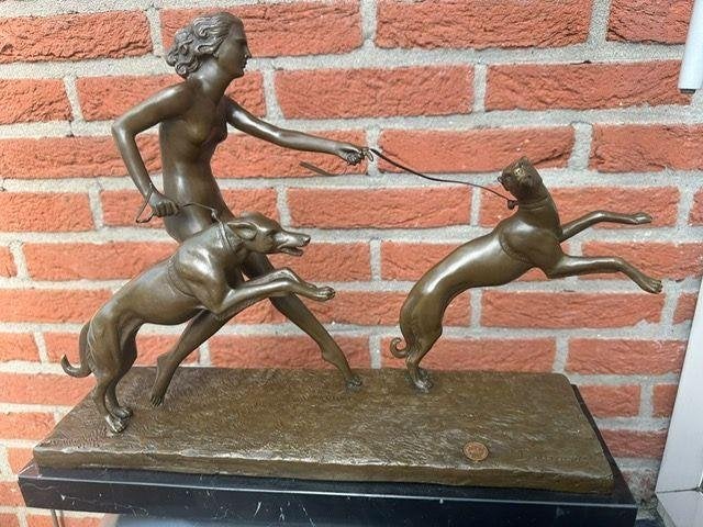bronzen art beeld Diana jacht  dogs vrouw met 2  windhonden, Ophalen of Verzenden, Brons