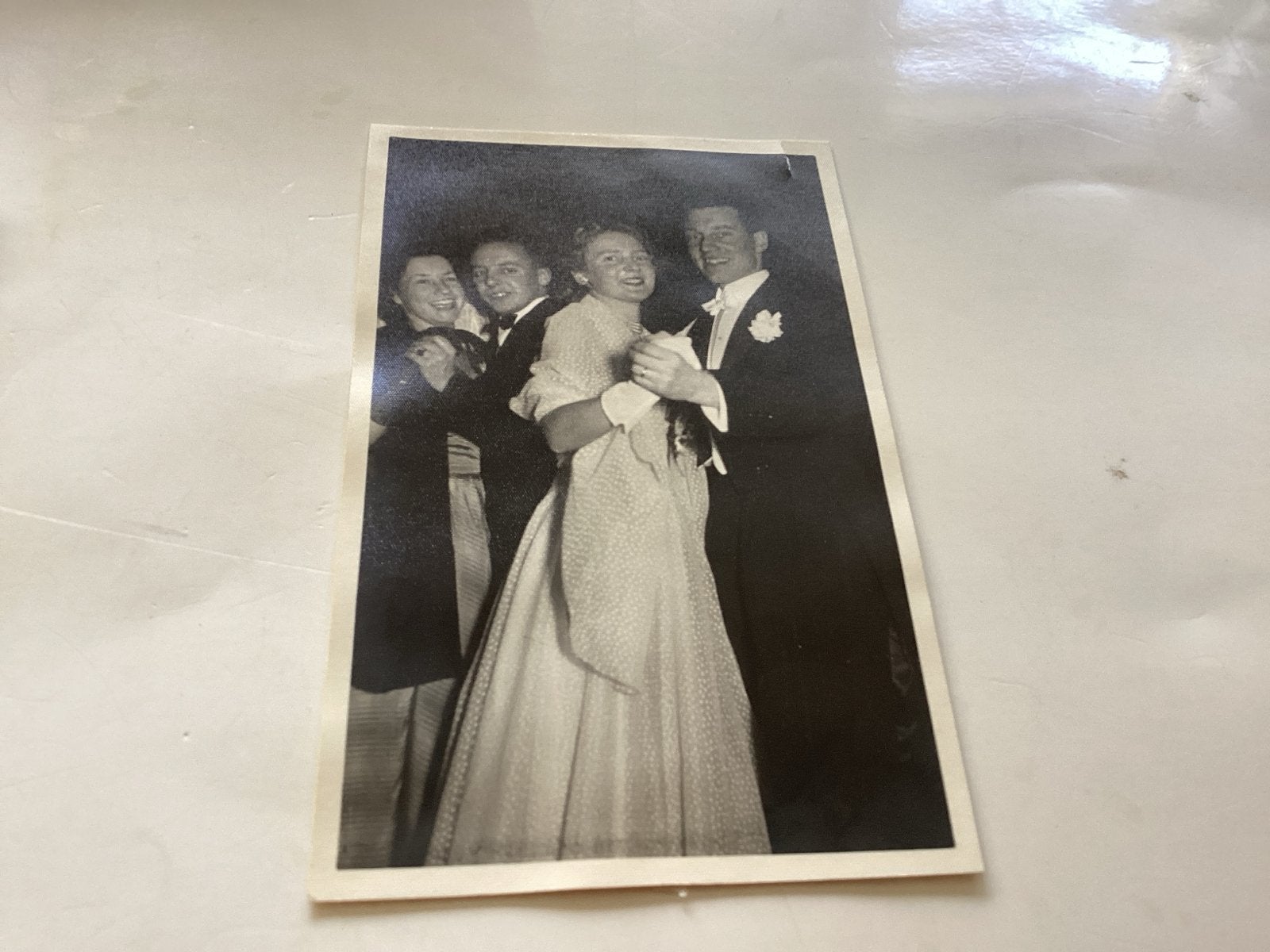 Trouwfoto van dansend stel in avondkleding, Gebruikt, Foto, Ophalen of Verzenden, 1940 tot 1960
